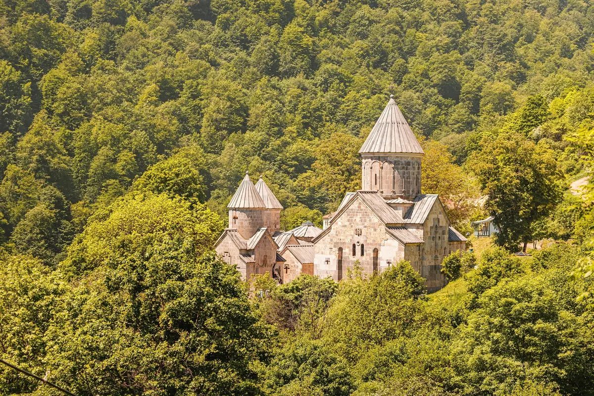 Kirchen des Klosters Haghartsin mit Kegelkuppeln inmitten dichten grünen Waldes im Dilijan-Nationalpark