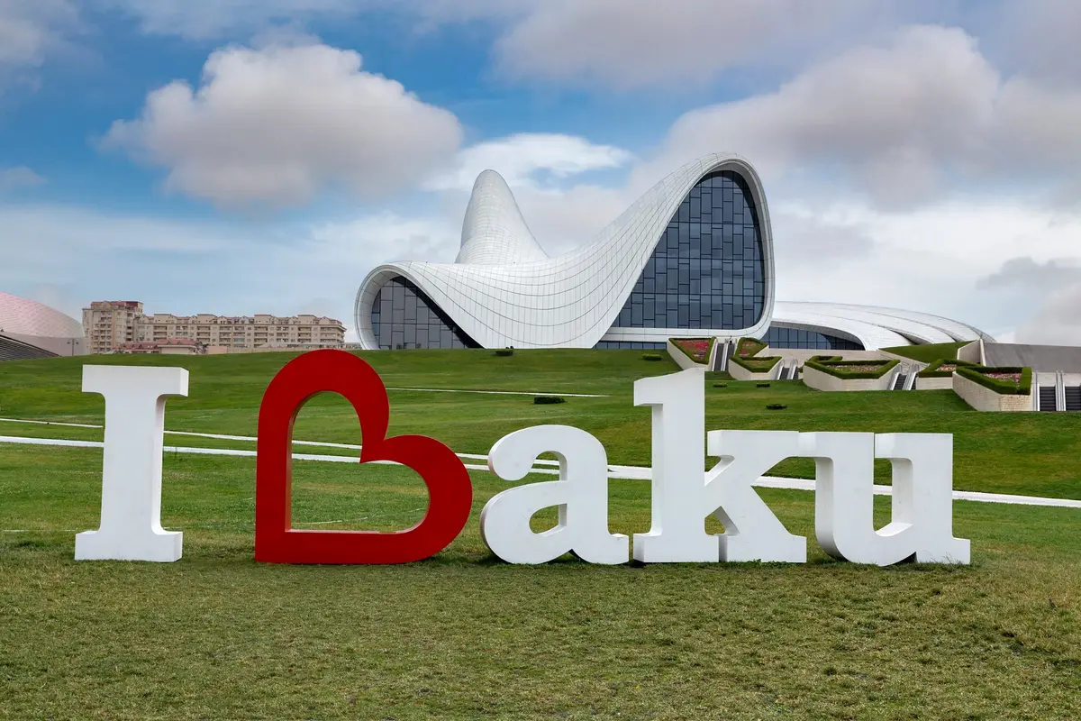 Das Schild „I ♥ Baku“ auf dem Rasen vor dem Heydar-Aliyev-Zentrum