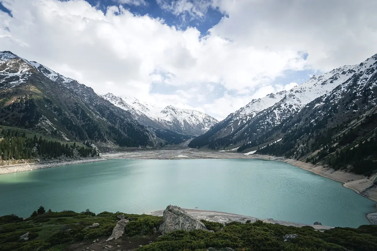 Der Große Almaty-See in einem Hochtal mit schneebedeckten Gipfeln und türkisfarbenem Wasser