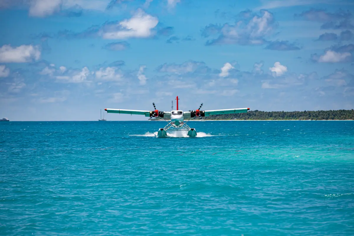 Un hydravion amerrissant sur les eaux turquoise des Maldives
