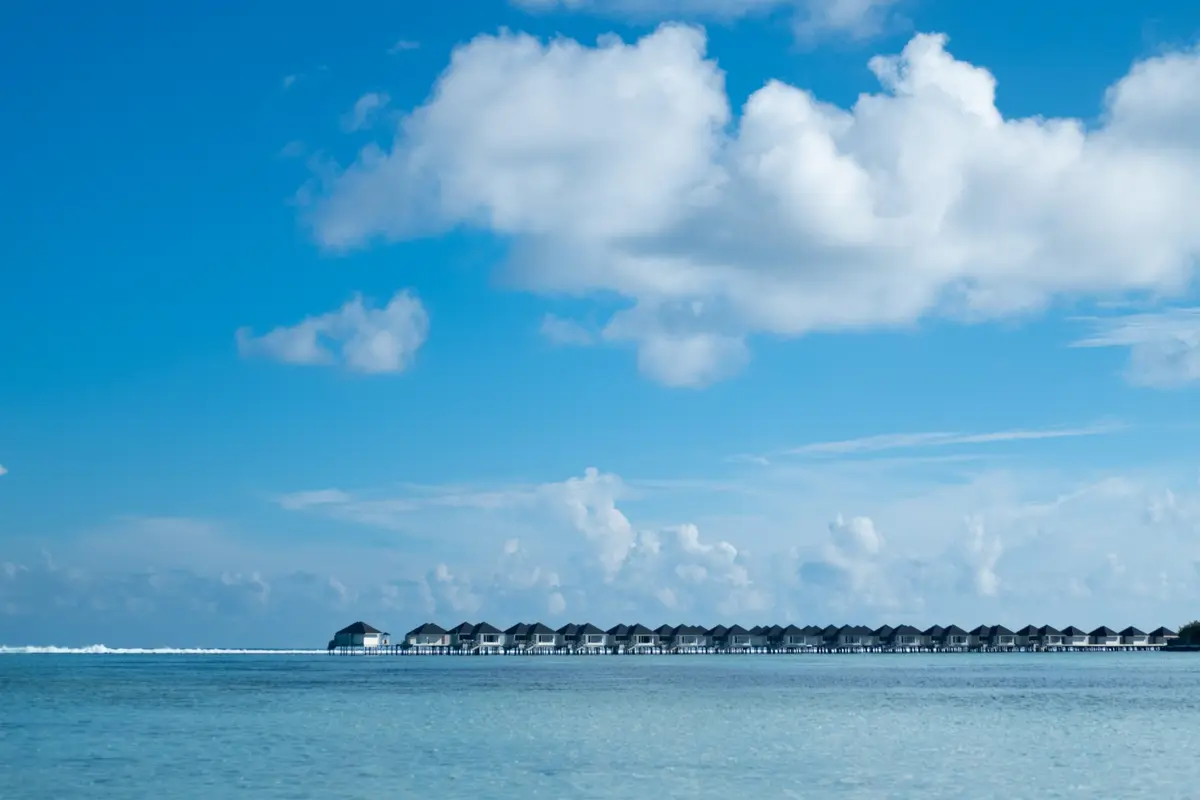 Villas sur pilotis s’étirant à l’horizon de la mer calme des Maldives