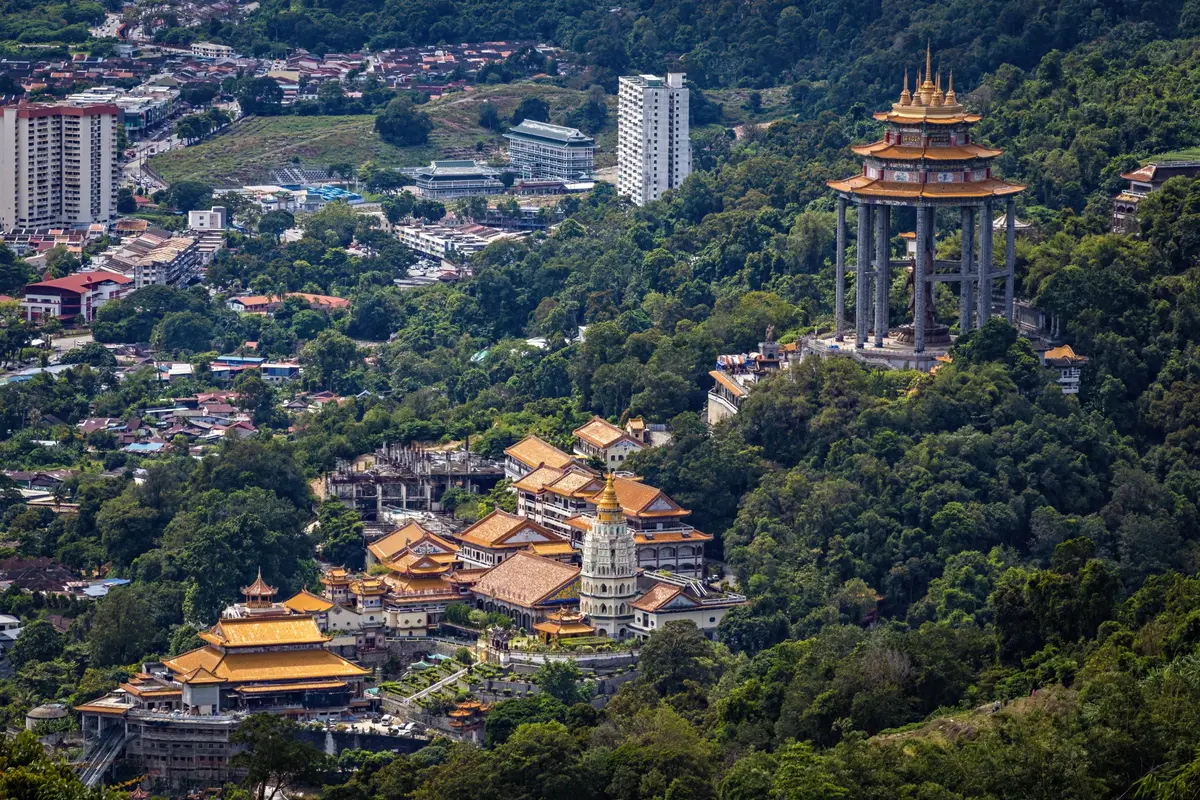 Le temple Kek Lok Si, ses toits dorés et sa pagode au milieu des collines vertes de Penang