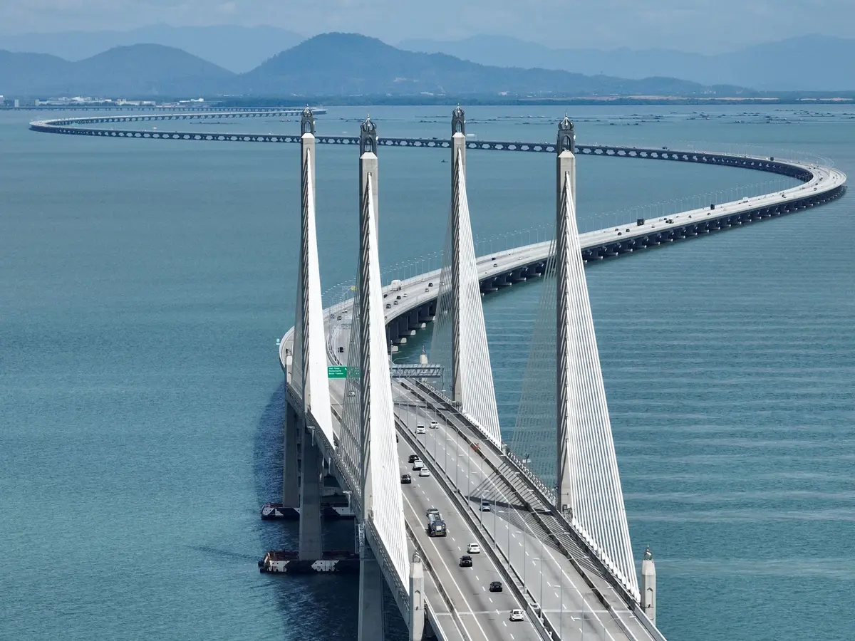 Le pont haubané blanc de Penang qui courbe au-dessus de la mer