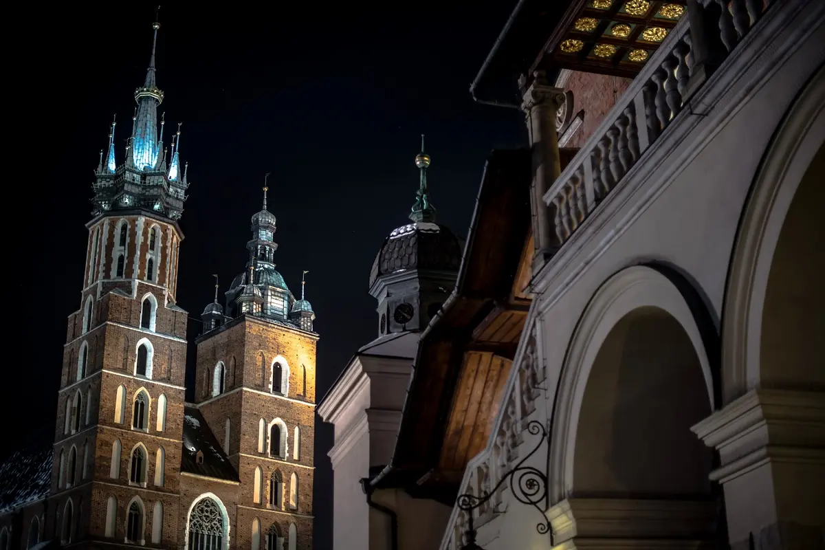 Die beiden Türme der Marienkirche in Krakau, beleuchtet vor dem Nachthimmel