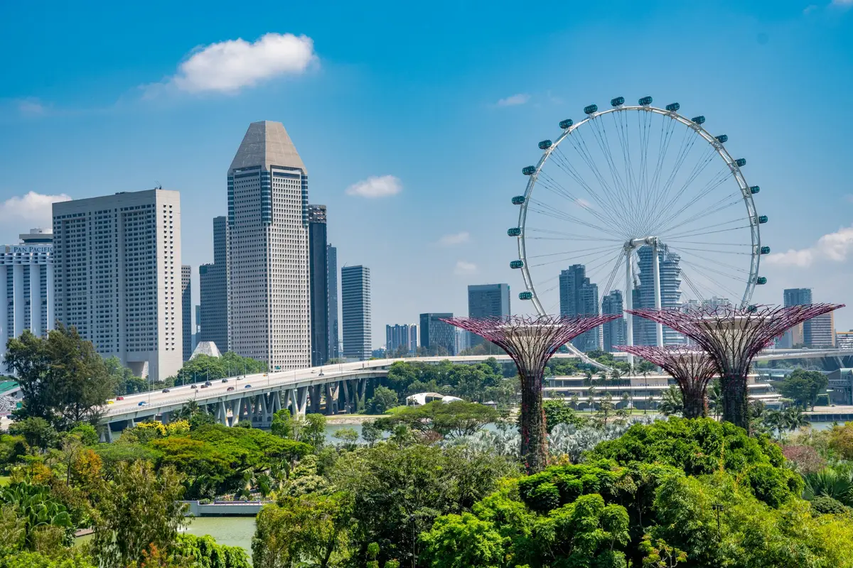 Der Singapore Flyer, die Supertrees und die Skyline der Stadt an einem sonnigen Tag