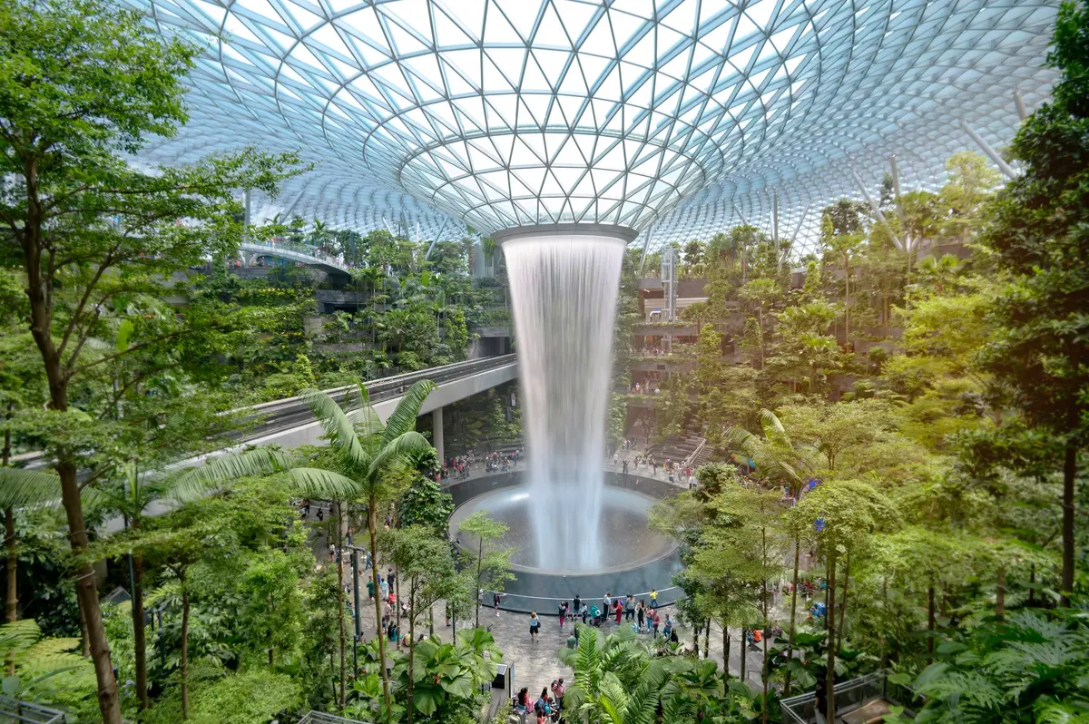 Der Rain-Vortex-Wasserfall im Jewel Changi Airport