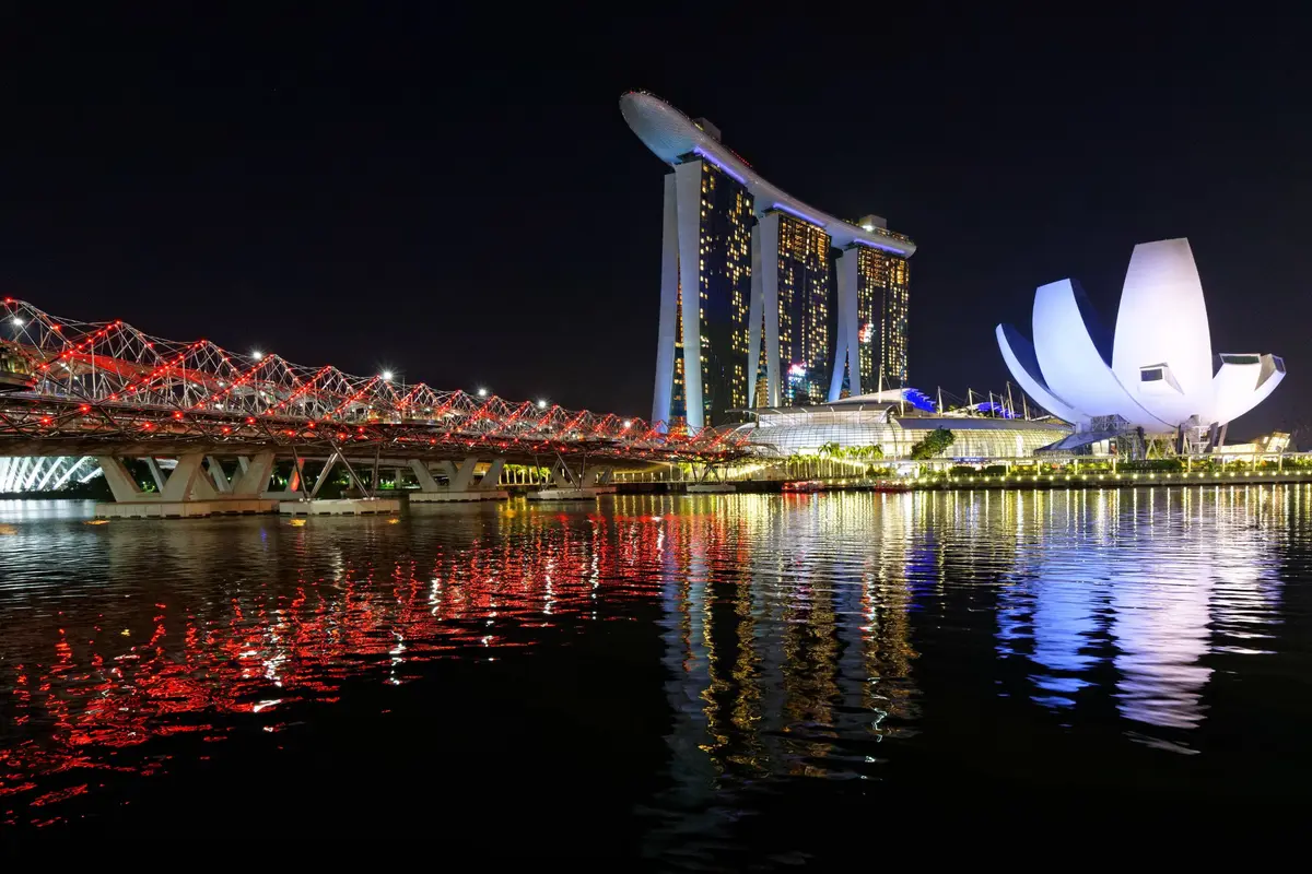Die Helix-Brücke, Marina Bay Sands und das ArtScience Museum bei Nacht