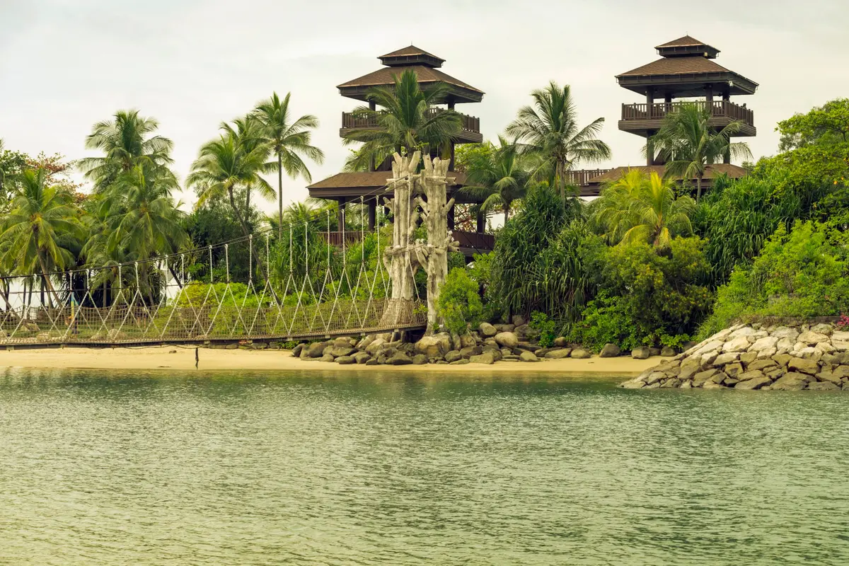 Aussichtstürme und eine Seilbrücke an einem Strand der Insel Sentosa