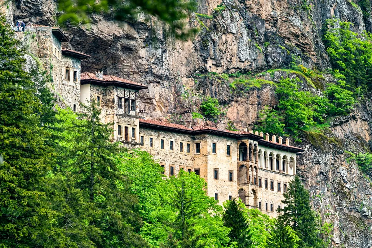 Das Kloster Sümela, in die Felswand gebaut, inmitten des Waldes