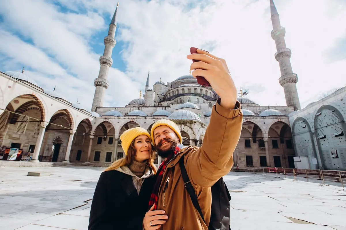 Ein Paar macht ein Selfie im Hof der Blauen Moschee in Istanbul