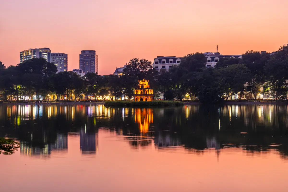 Der Schildkrötenturm im Hoan-Kiem-See in Hanoi in der Abenddämmerung