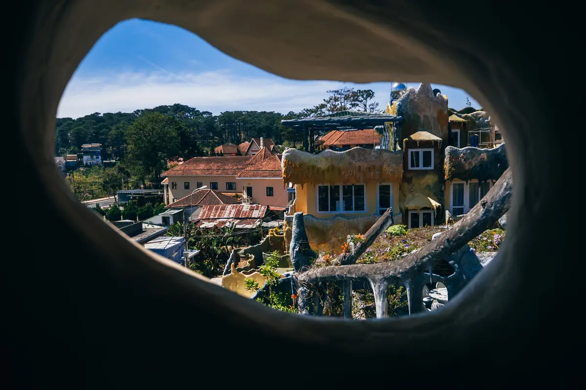Das „Crazy House“ (Hang Nga Villa) in Dalat, durch eine Öffnung gesehen