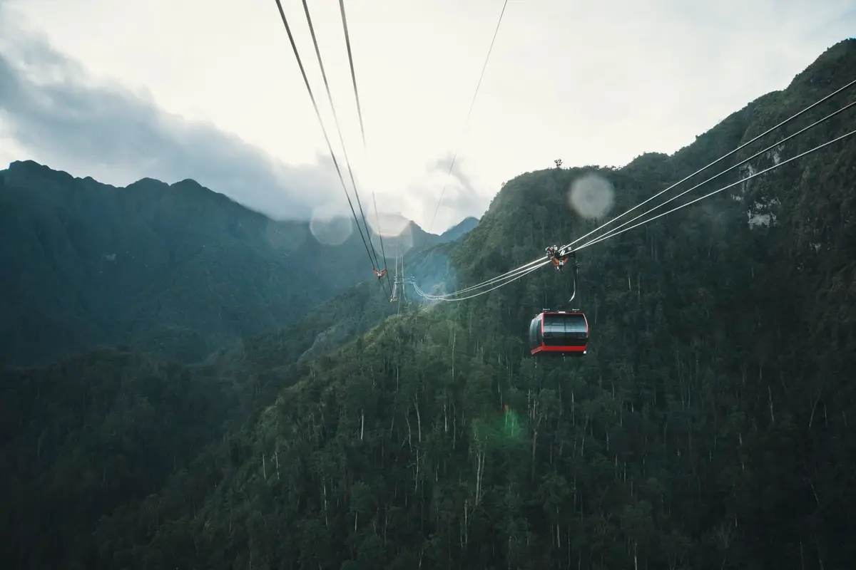 Eine Gondel der Fansipan-Seilbahn über den grünen Bergen von Sapa