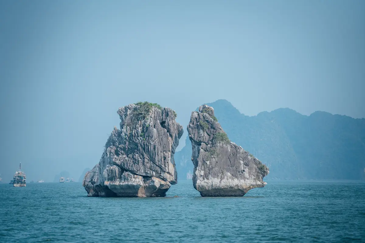 Die Felsen der „Kampfhähne“ in der Ha-Long-Bucht