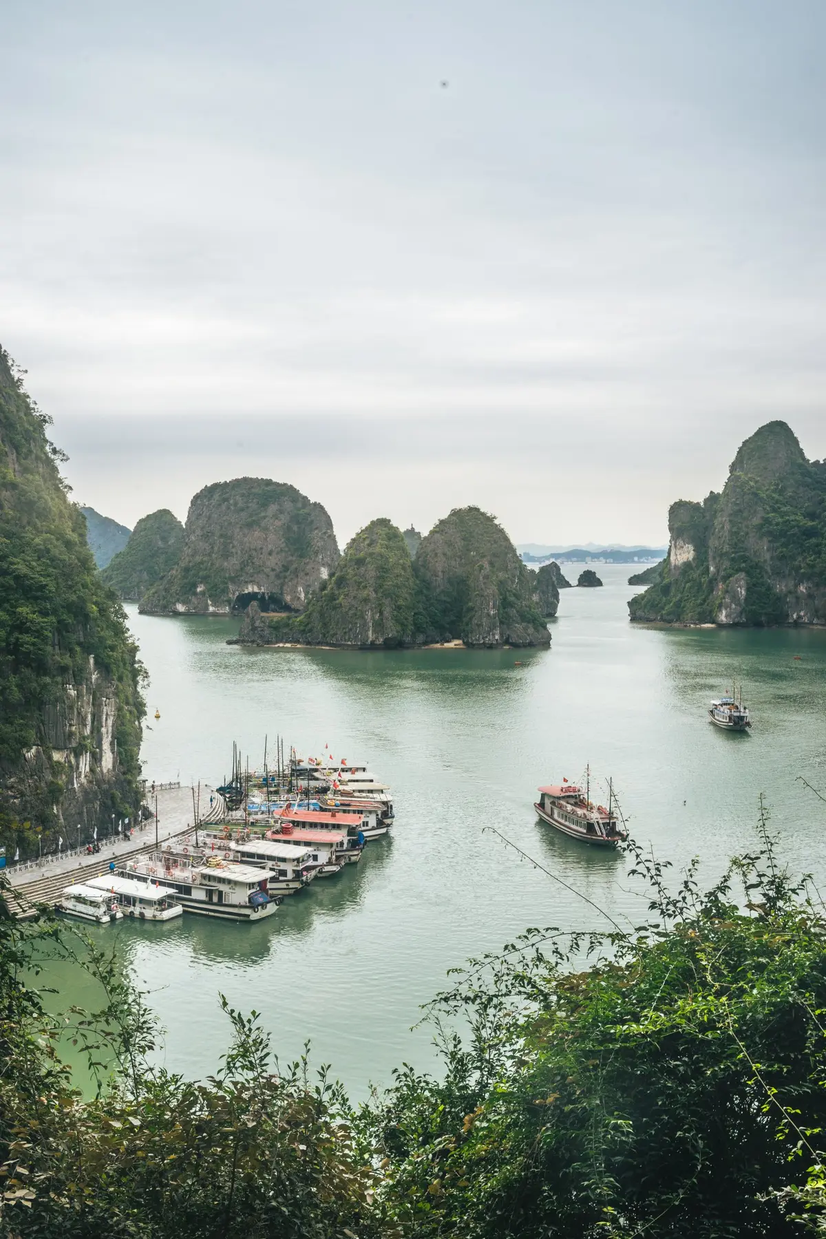 Ein Bootsanleger zwischen grünen Kalksteininseln in der Ha-Long-Bucht